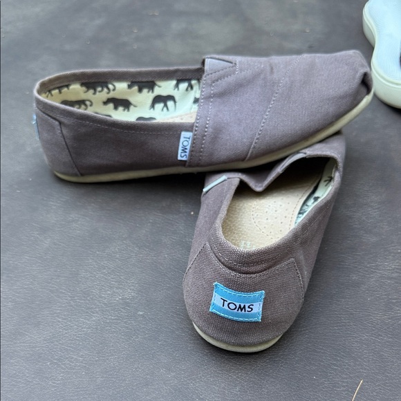 Toms Shoes | Toms Women's Brown Slip-On Shoes W/ Animals On Inner Lining Sz 10W - Picture 3 of 4